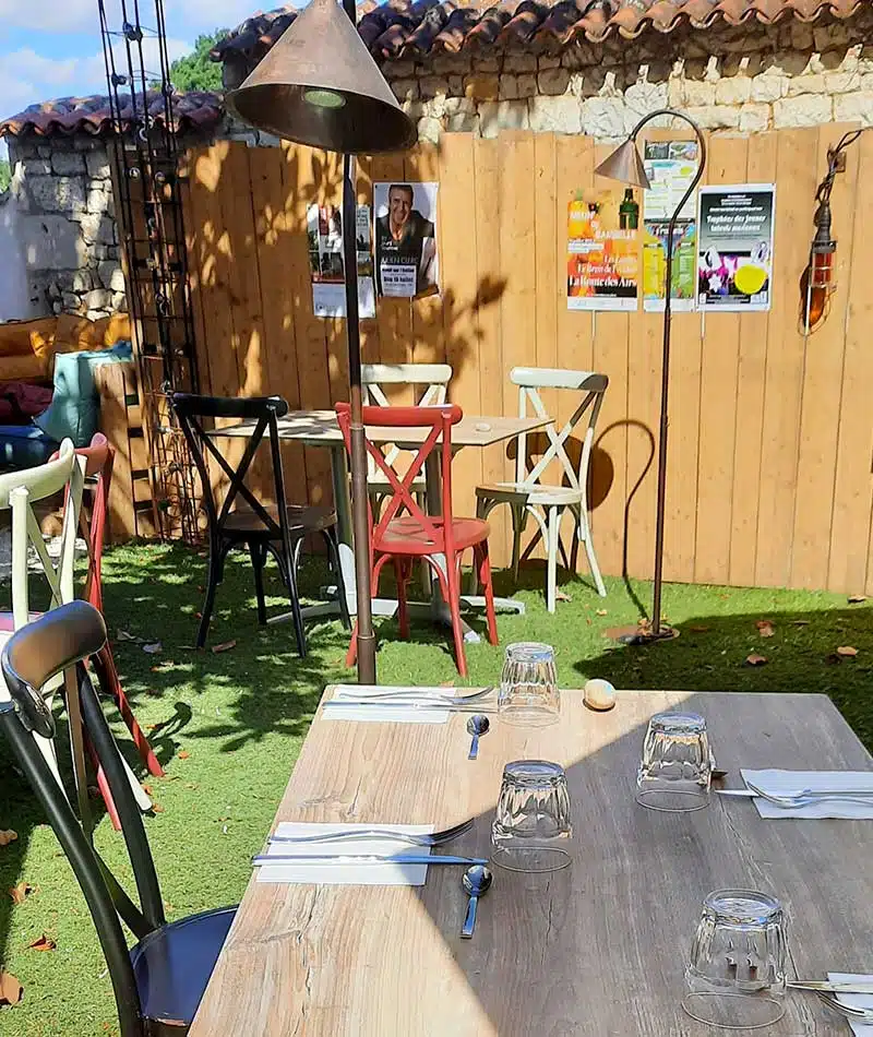Le jardin du bar et restaurant de l'Auberge des Artistes