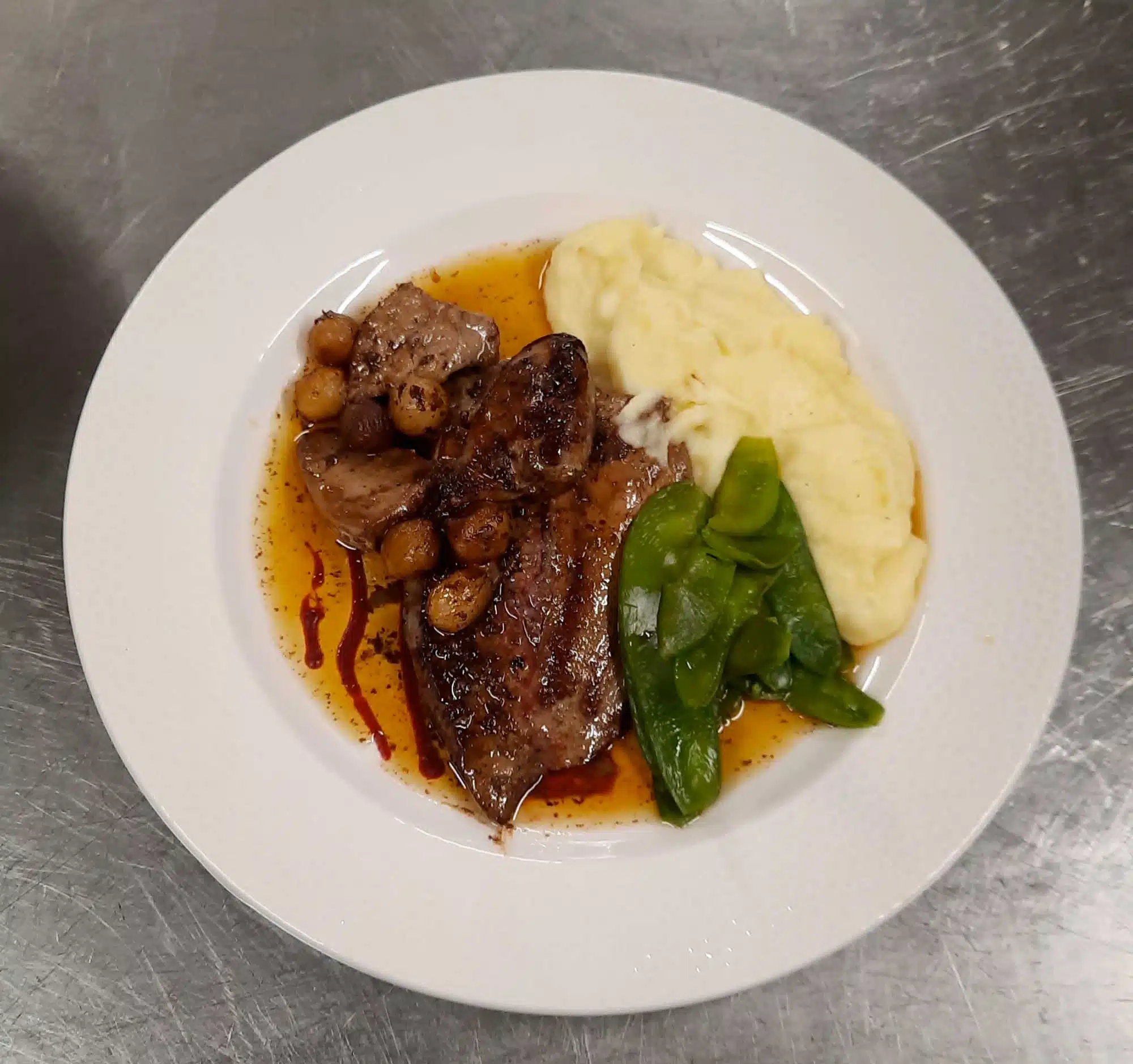 Foie agneau au vinaigre de xeres oignons grelots et puree maison