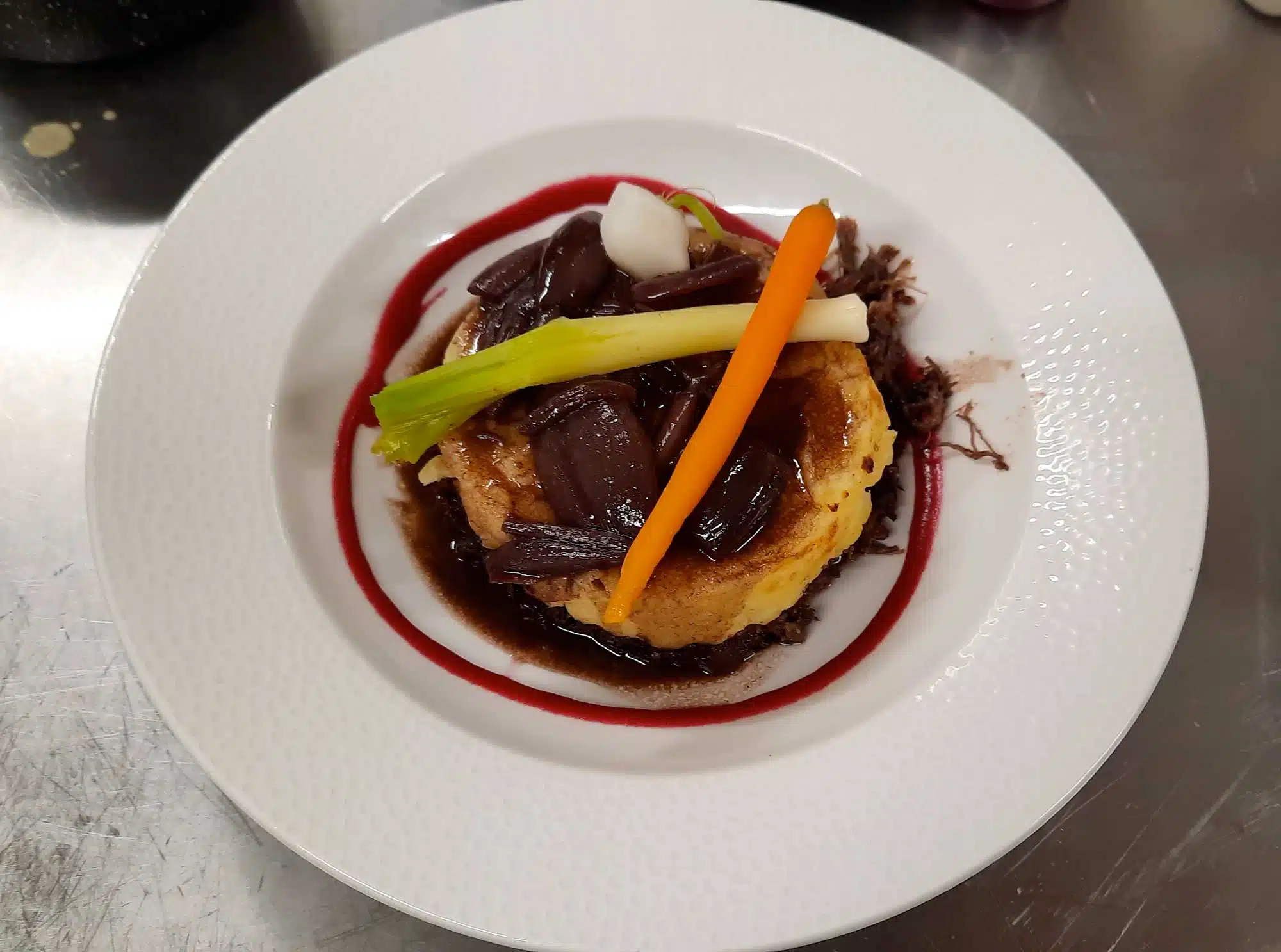 Parmentier de joue de boeuf echalotes confites et sauce au vin rouge