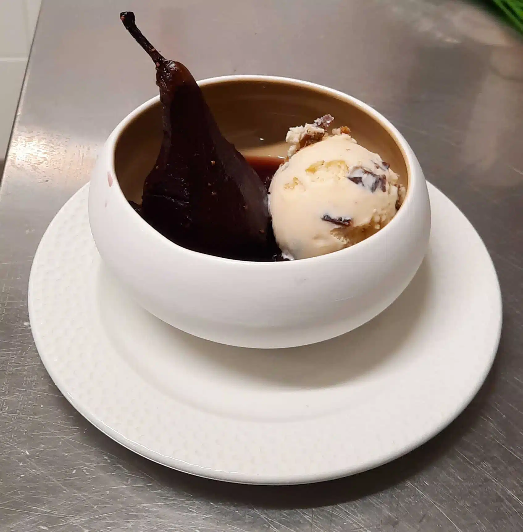 Poire et figues pochees au vin d epices et glace armagnac et