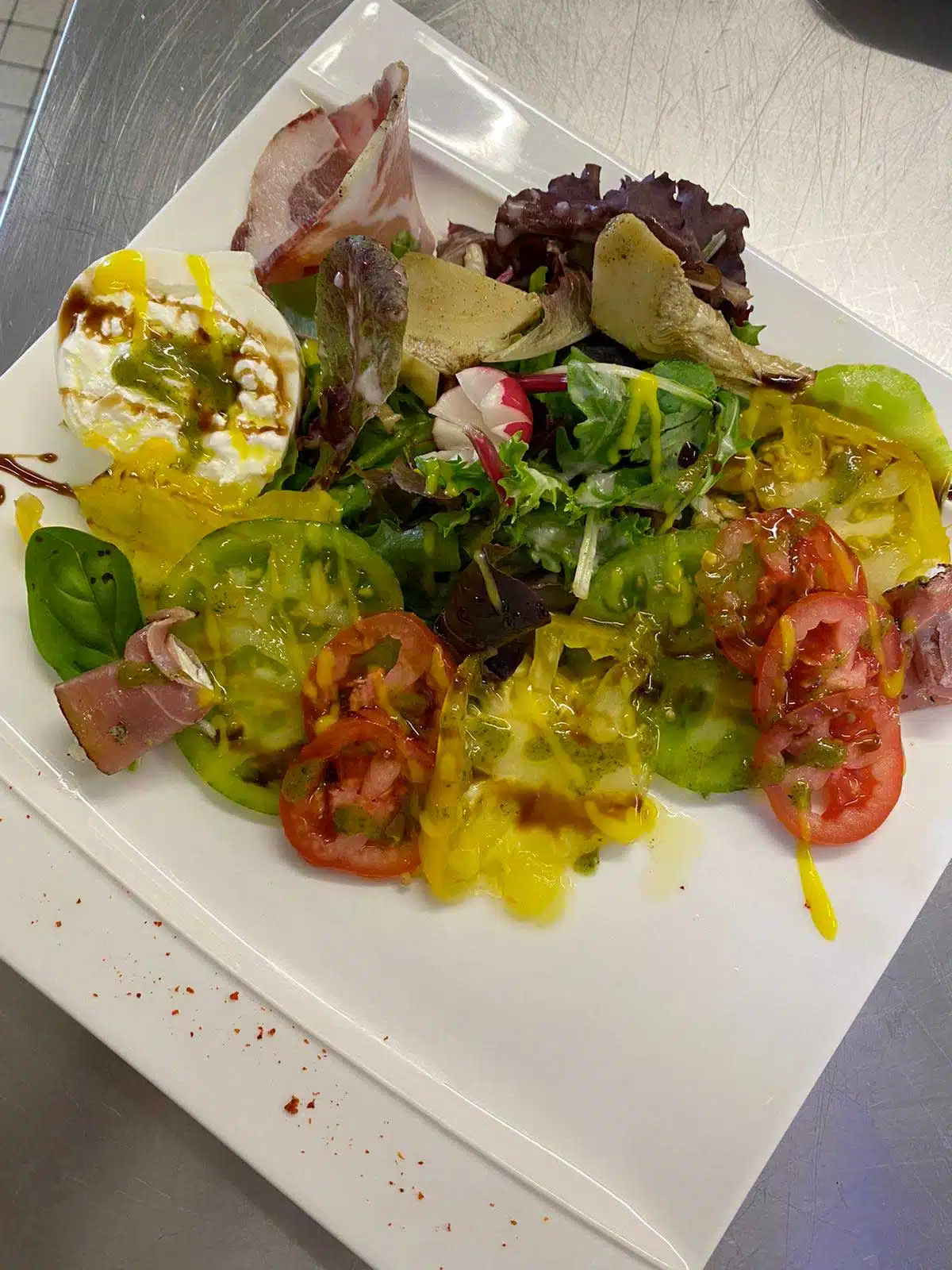 Salade italienne aux tomates anciennes artichaud mozzarella di buffala