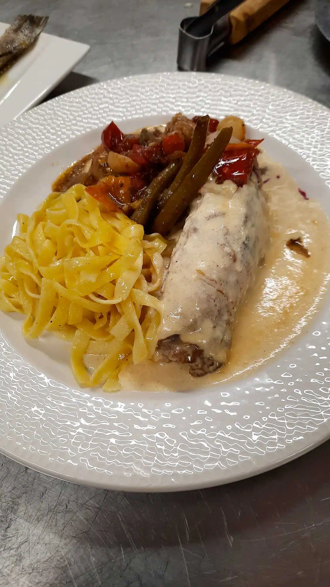 Saltimbocca de veau a la tomate sechee et jambon et mozzarella pates fraiches