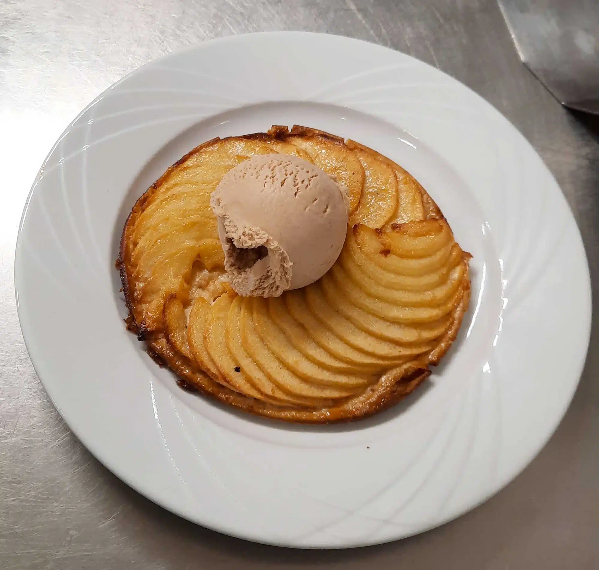 Tarte fine aux pommes et glace cannelle